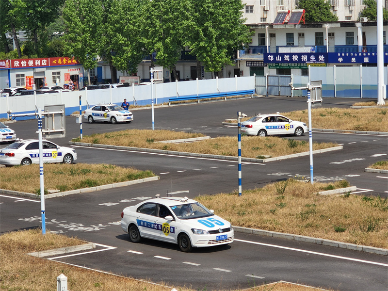 科目三直線行駛總跑偏怎么辦？這些技巧要掌握！